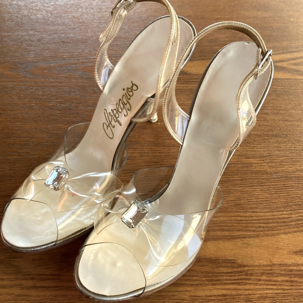 Vintage gorgeous clear vinyl Bow with huge rhinestone on lucite 4” heels